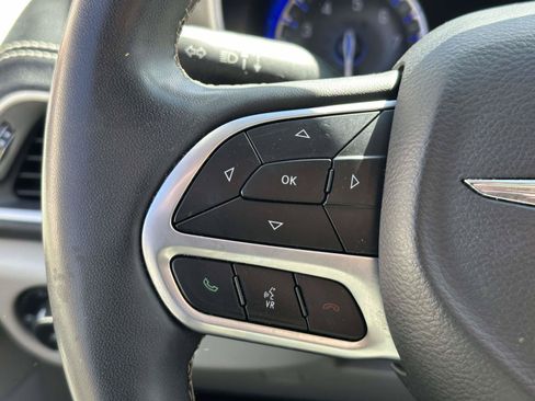 Used 2022 Chrysler Pacifica Touring-L AWD/4WD image 21