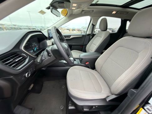 Used 2022 Ford Escape SE w/ SE Sport Appearance Package image 17