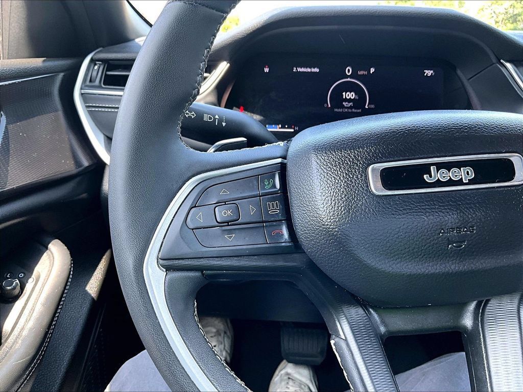 Used 2023 Jeep Grand Cherokee Altitude AWD/4WD image 14