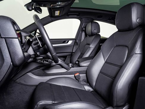 Used 2025 Porsche Cayenne Coupe image 5