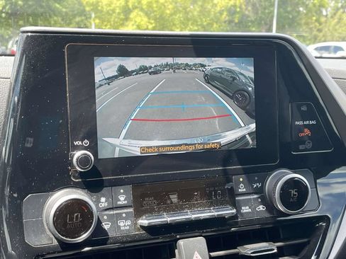 Used 2024 Toyota Highlander LE FWD image 32
