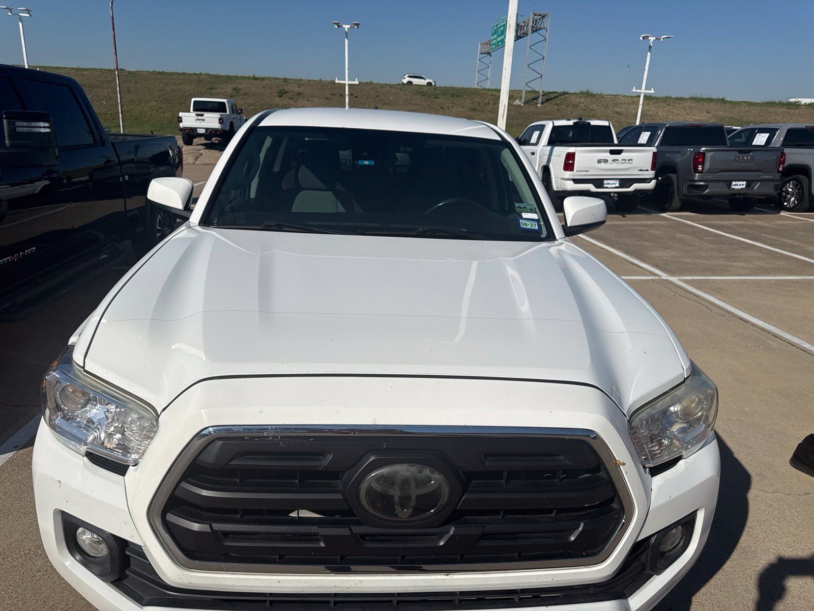 Used 2019 Toyota Tacoma SR5 AWD/4WD image 2