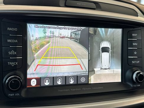 Used 2019 Kia Sorento SX image 21