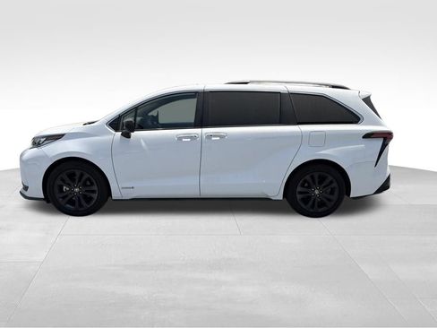 Used 2021 Toyota Sienna XSE w/ XSE Plus Package FWD image 3