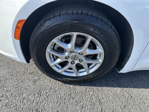 Used 2023 Chrysler Pacifica Touring-L image 11