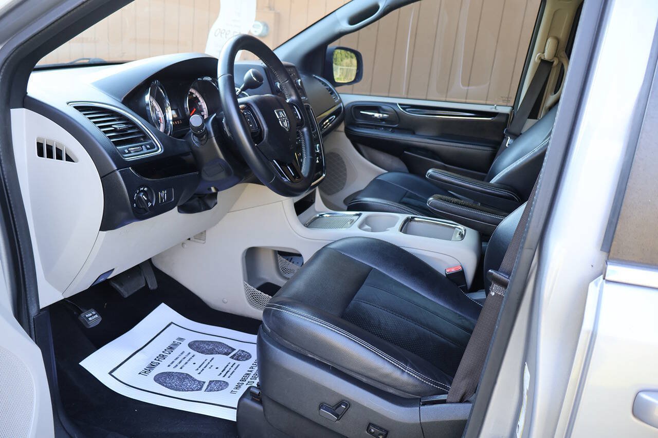 Used 2017 Dodge Grand Caravan SXT FWD image 13