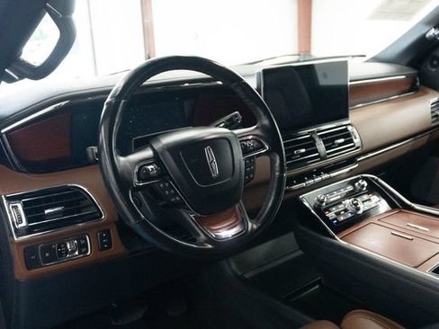 Used 2022 Lincoln Navigator Reserve AWD/4WD image 4