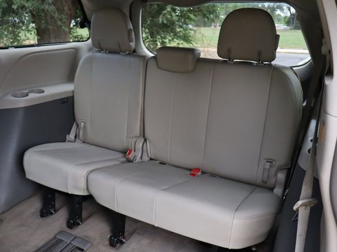 Used 2012 Toyota Sienna XLE image 21