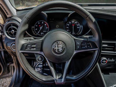 Used 2018 Alfa Romeo Giulia AWD image 15
