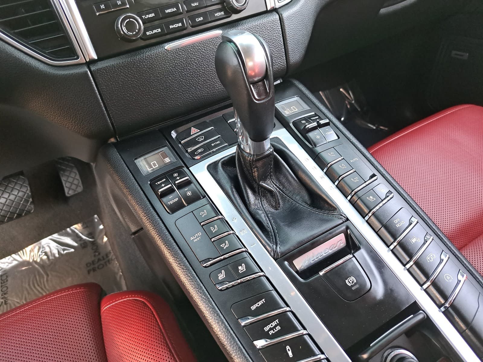 Used 2018 Porsche Macan Turbo AWD/4WD image 28