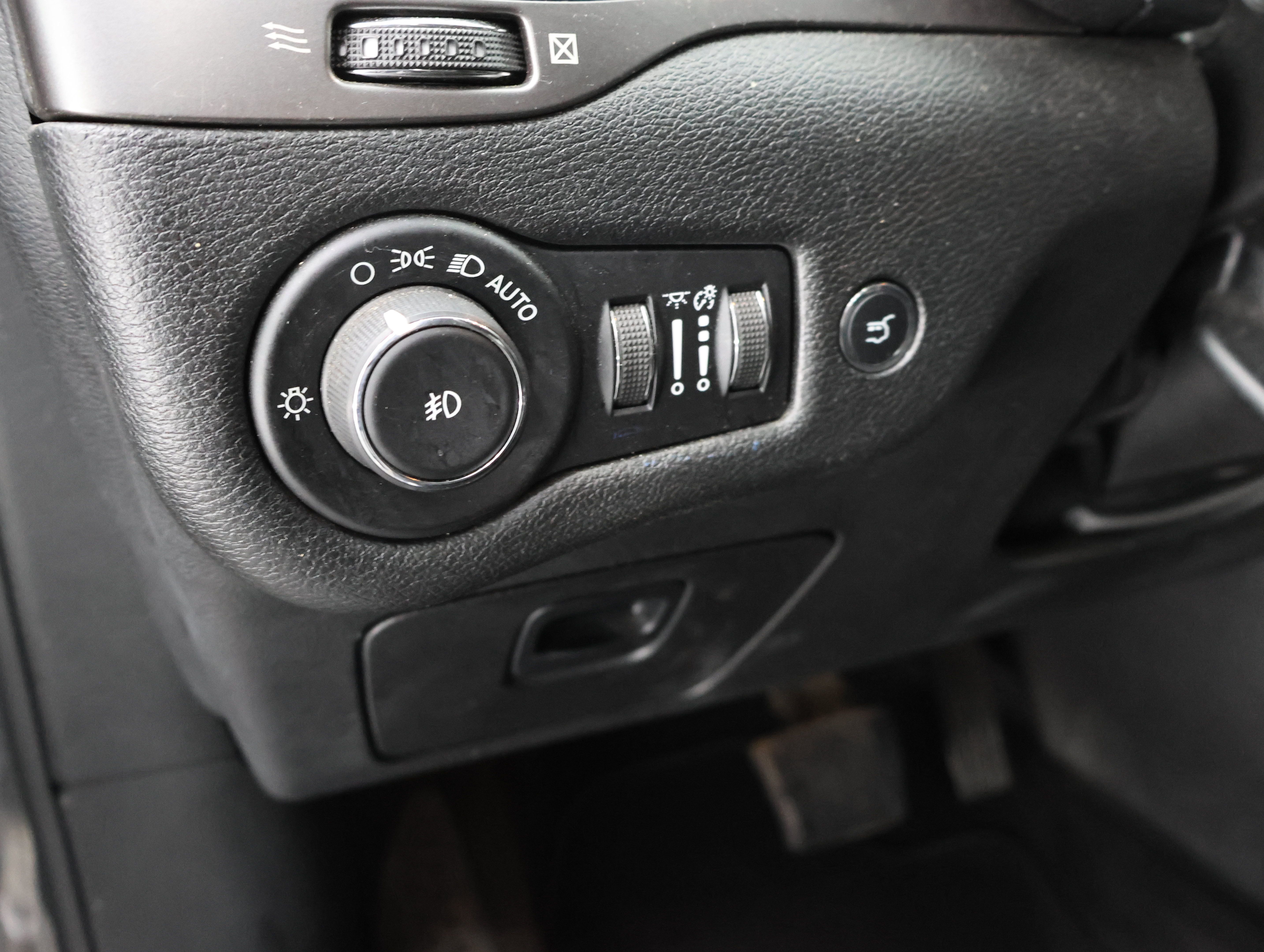 Used 2019 Jeep Cherokee Limited w/ Trailer Tow Group AWD/4WD image 43