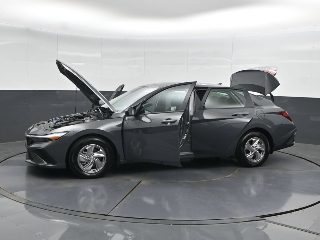 Used 2025 Hyundai Elantra SE FWD image 51