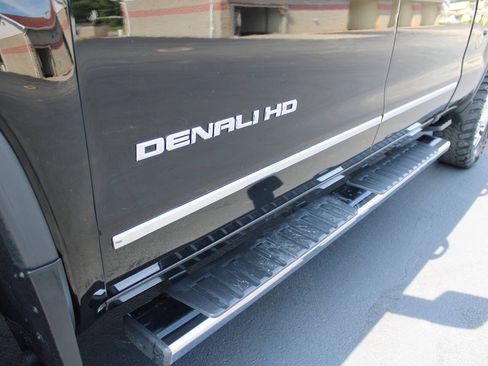 Used 2017 GMC Sierra 2500 Denali w/ Duramax Plus Package AWD/4WD image 11
