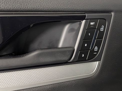 Certified 2025 Porsche Cayenne Coupe AWD/4WD image 26