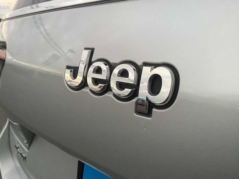 Used 2023 Jeep Grand Cherokee L Laredo image 6