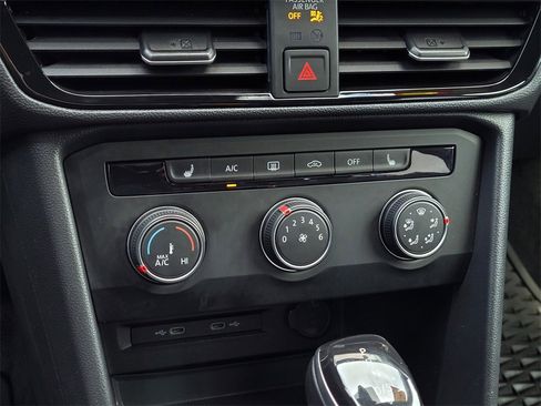 Used 2022 Volkswagen Taos SE image 20