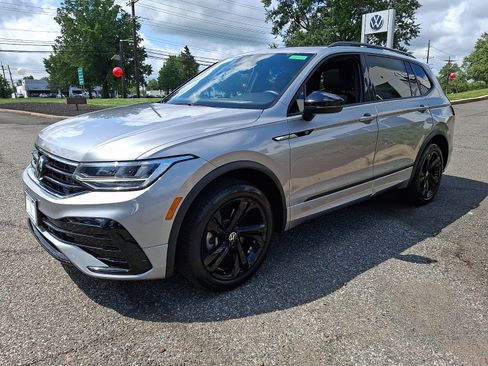 Used 2024 Volkswagen Tiguan SE R-Line AWD/4WD image 3