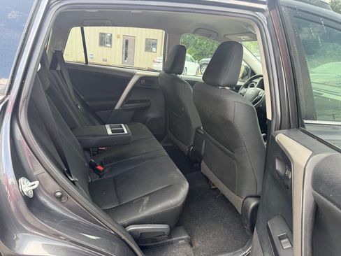 Used 2018 Toyota RAV4 LE FWD image 16