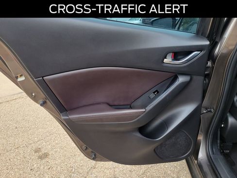 Used 2018 MAZDA MAZDA3 Touring FWD image 12
