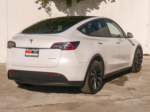 Used 2022 Tesla Model Y Long Range image 7