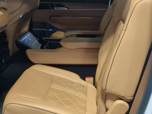 Used 2022 Jeep Grand Wagoneer Series III AWD/4WD image 22