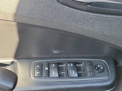 Used 2018 Chrysler 300 Touring w/ Chrome Appearance Package RWD image 15