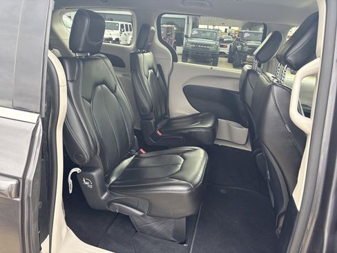Used 2023 Chrysler Pacifica Touring-L image 8