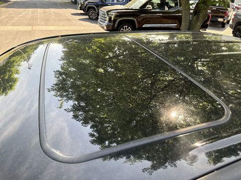 Used 2017 Toyota Tacoma Limited image 7