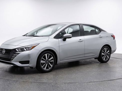 Used 2025 Nissan Versa SV FWD image 3