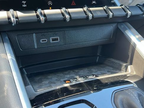 Used 2025 Chevrolet Colorado ZR2 w/ Technology Package AWD/4WD image 18