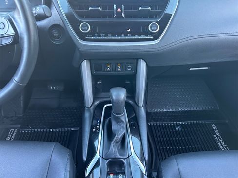 Used 2024 Toyota Corolla Cross XLE w/ Convenience Package image 15