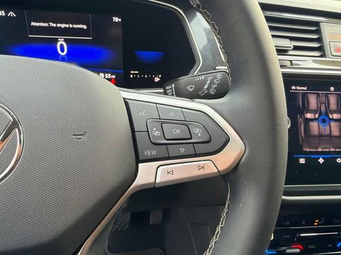 Used 2022 Volkswagen Tiguan SE w/ Panoramic Sunroof Package AWD/4WD image 18