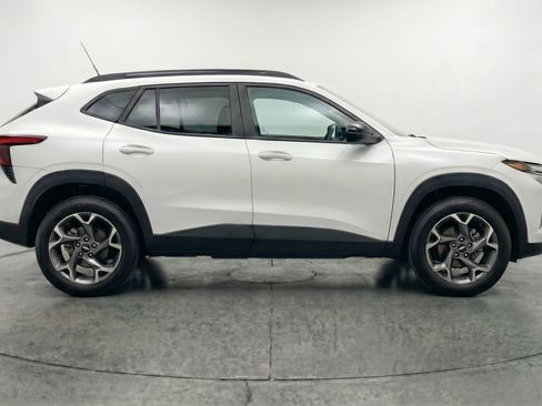 Used 2025 Chevrolet Trax LT w/ LT Convenience Package FWD image 11