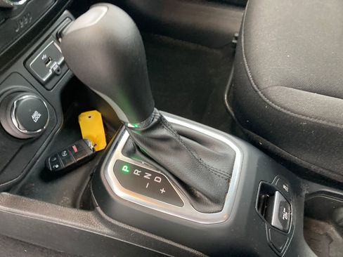 Used 2019 Jeep Renegade Sport image 28