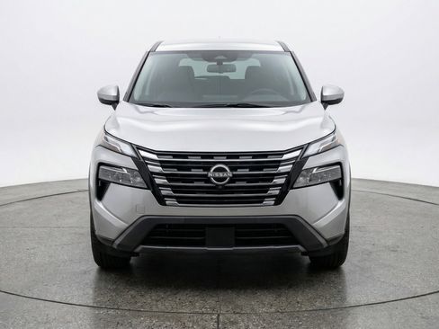 Used 2025 Nissan Rogue SV image 2