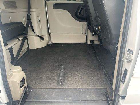 Used 2017 Dodge Grand Caravan SXT image 18