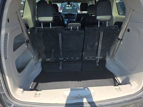 Used 2023 Chrysler Pacifica Touring-L FWD image 11