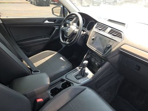 Used 2019 Volkswagen Tiguan SE w/ Panoramic Sunroof Package FWD image 5
