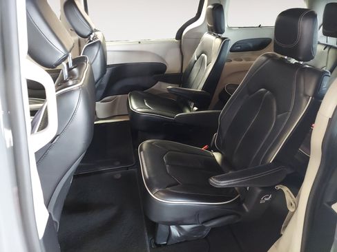 Used 2023 Chrysler Pacifica Limited FWD image 24