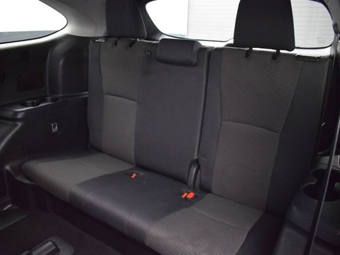 Used 2024 Toyota Highlander LE AWD/4WD image 14
