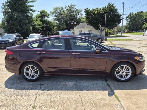 Used 2018 Ford Fusion SE w/ Fusion SE Technology Package FWD image 4