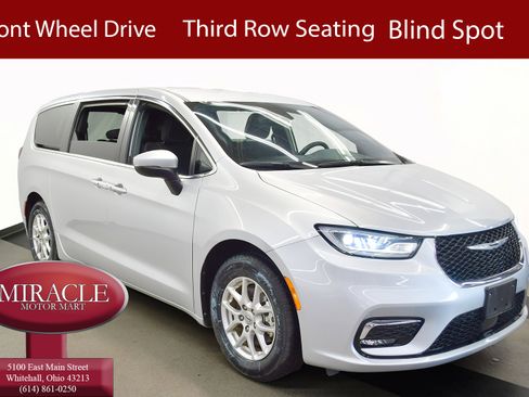 Used 2023 Chrysler Pacifica Touring FWD image 1