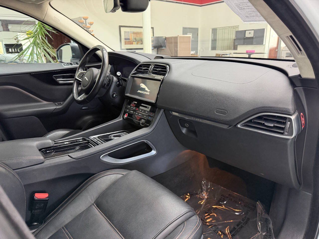 Used 2019 Jaguar F-PACE Prestige AWD/4WD image 17