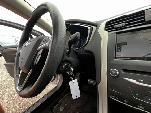 Used 2015 Ford Fusion SE w/ Equipment Group 202A FWD image 16