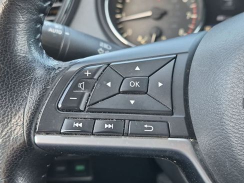 Used 2020 Nissan Rogue SV FWD image 22