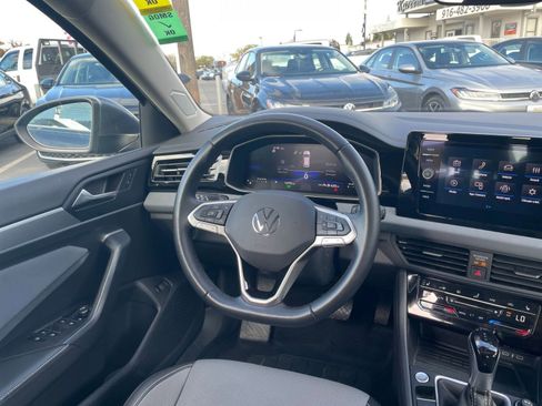 Used 2025 Volkswagen Jetta SE image 34