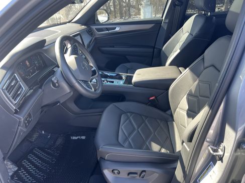 Certified 2025 Volkswagen Atlas Cross Sport SE w/ Panoramic Sunroof Package image 16