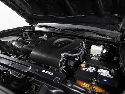 Used 2017 Toyota Tacoma TRD Off-Road w/ Premium & Technology Package AWD/4WD image 39
