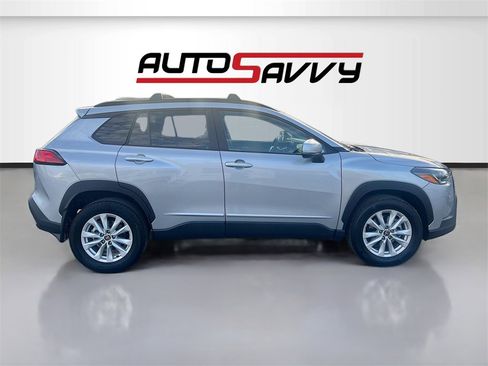 Used 2024 Toyota Corolla Cross LE image 8