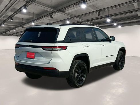 Used 2024 Jeep Grand Cherokee Altitude AWD/4WD image 16